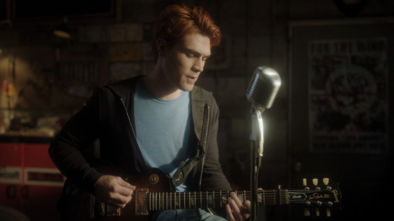 KJ Apa Riverdale Stagione 5 Episodio 3 Canto di Archie