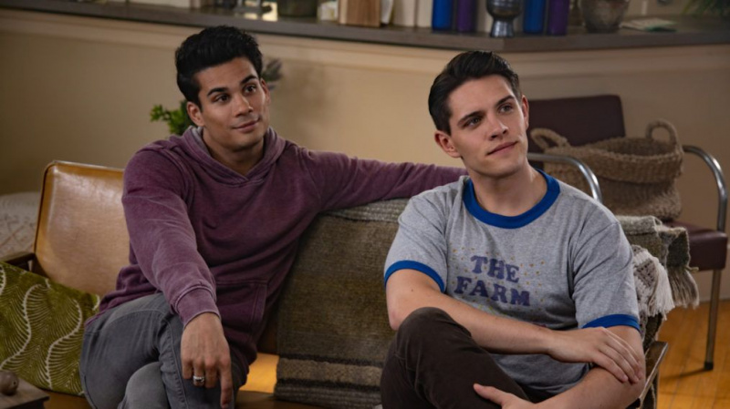 „Riverdale'o Drew Ray Tanneris apie„ Fangs “išgyvenančią vidurinę mokyklą, be to, kas toliau po laiko šuolio?