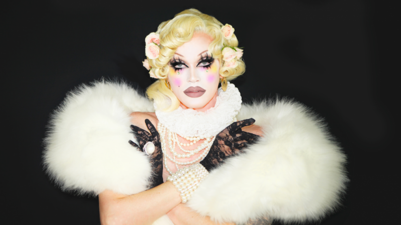 Perlas iš „RuPaul's Drag Race“ yra tikroji lėlė, kuri yra mūsų pasididžiavimo mėnesio dovanėlė