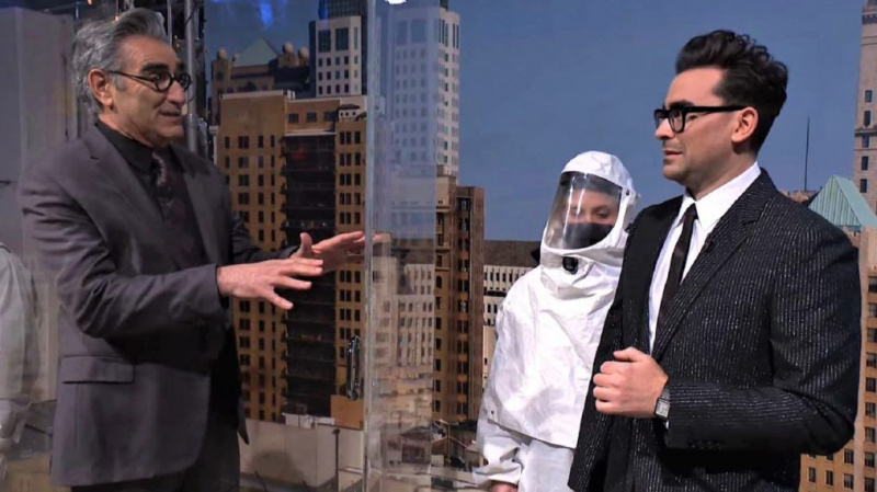 „Saturday Night Live“ rengia socialiai atskirtą „Schitt's Creek“ susitikimą (VIDEO)