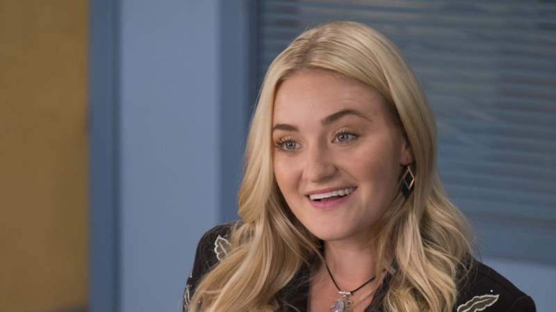 Star Scholed Star AJ Michalka Визуализации Какво идва от Spinoff от „Goldbergs“