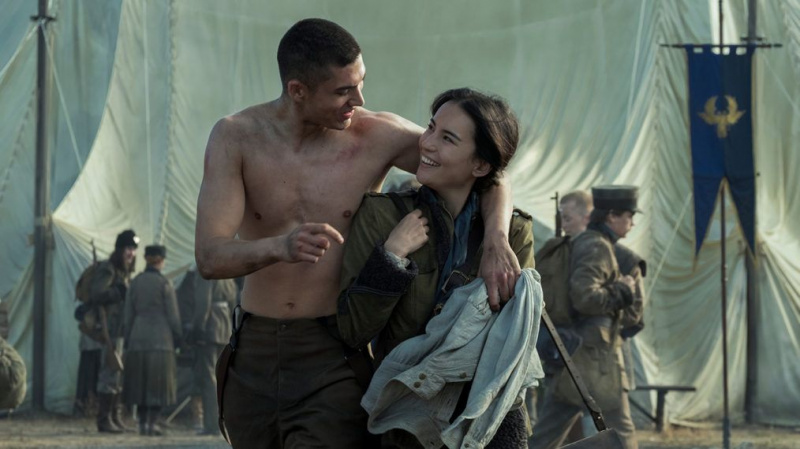 Netflix izlaiž pirmos attēlus no jaunās fantāzijas sērijas “Ēna un kauls” (FOTOGRĀFIJAS)
