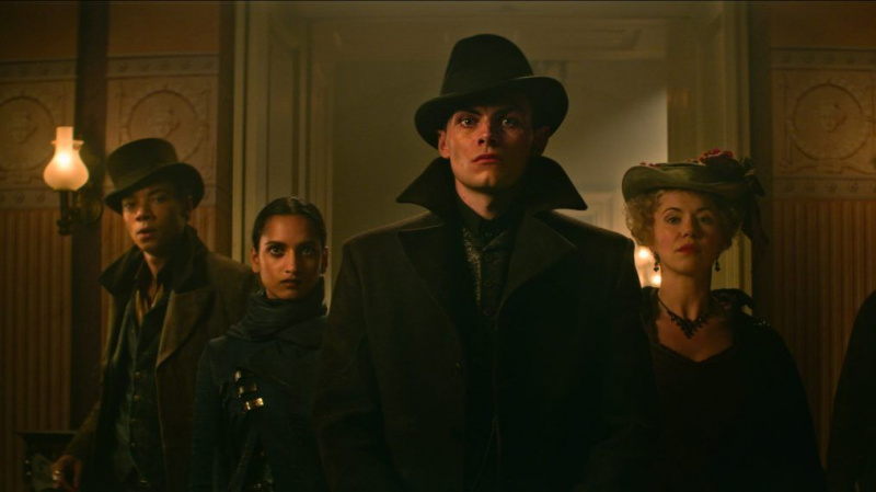 Freddy Carter om hur 'Shadow and Bone' -författaren Leigh Bardugo hjälpte honom att spela Kaz