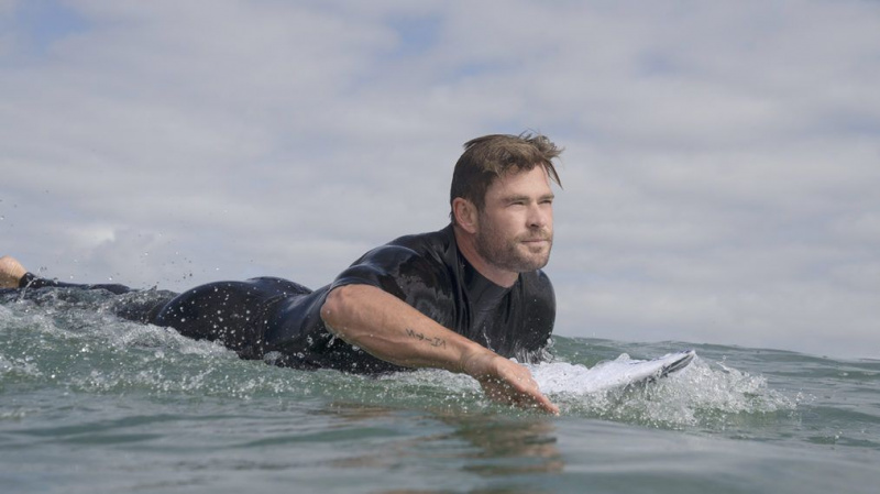 Chris Hemsworth spera di 'eliminare alcuni miti' in 'Shark Beach' su Nat Geo