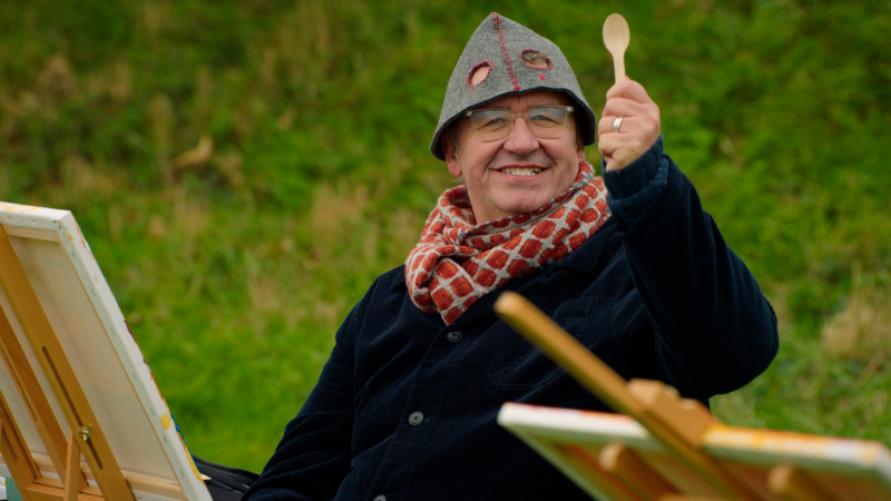   Mark Benton ถือช้อนไม้