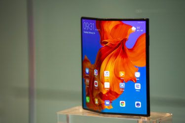 BARCELONA, Hiszpania - 26 lutego: nowy telefon komórkowy Huawei Mate X jest wyświetlany na stoisku Huawei w dniu 2 GSMA Mobile World Congress 2019 26 lutego 2019 r. w Barcelonie, Sp.