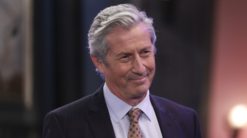   Charles Shaughnessy ako Victor s úsmevom vo Všeobecnej nemocnici