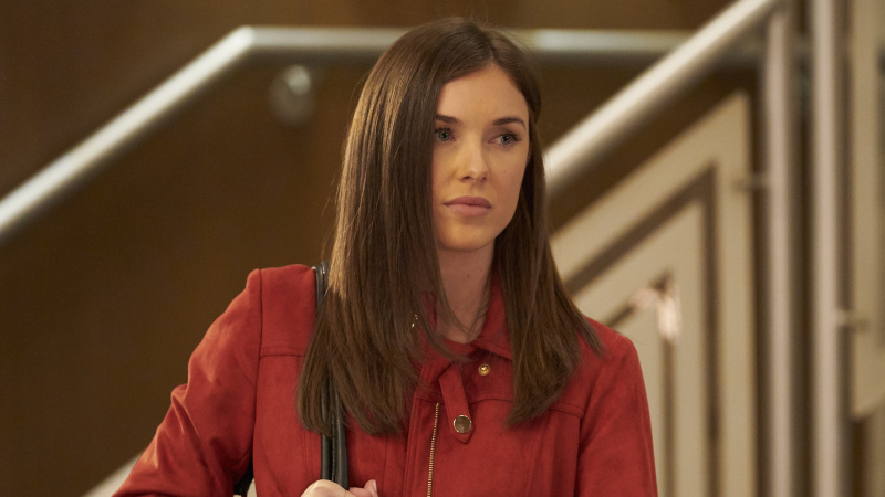 Katelyn MacMullen ako Willow v červenej košeli vo Všeobecnej nemocnici
