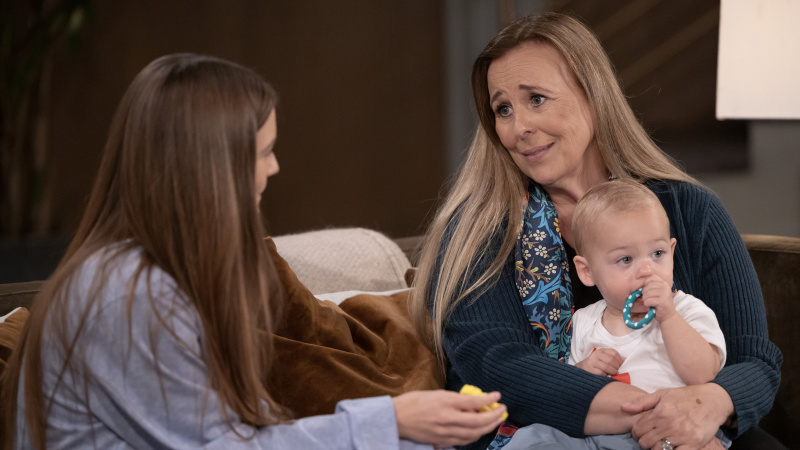   Laura rolünde Genie Francis, General Hospital'da bebek Ace'i tutuyor
