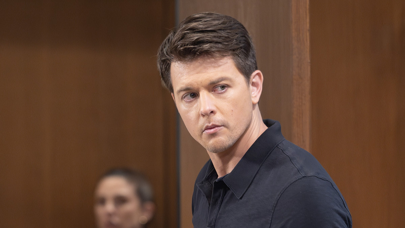  Michael rolünde Chad Duell, General Hospital'daki mahkemede üzgün