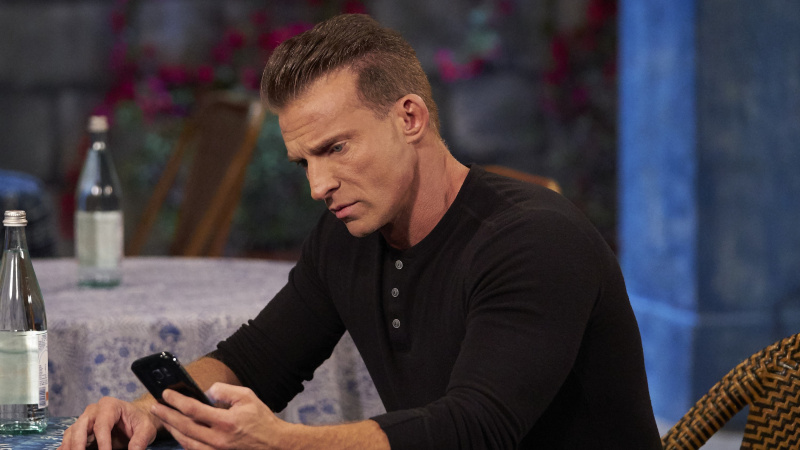   Steve Burton ako Jason na telefóne vo Všeobecnej nemocnici