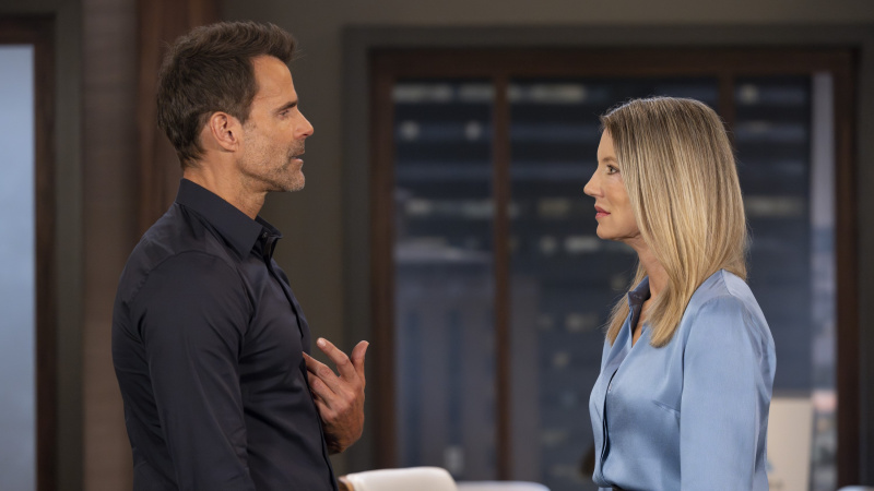   Cameron Mathison a Cynthia Watros ako Drew a Nina rozprávajú v Crimson vo Všeobecnej nemocnici