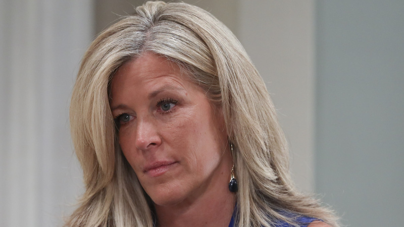   Laura Wright ako Carly naštvaná vo Všeobecnej nemocnici