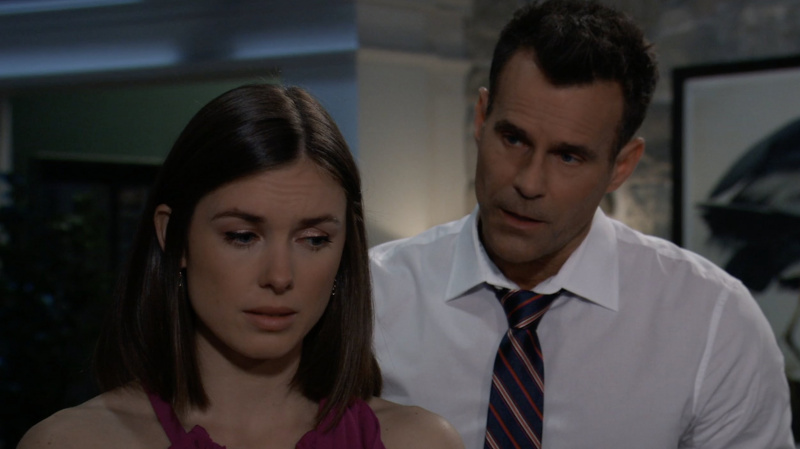   Katelyn MacMullen a Cameron Mathison ako Willow a Drew hlboko zamyslení vo Všeobecnej nemocnici