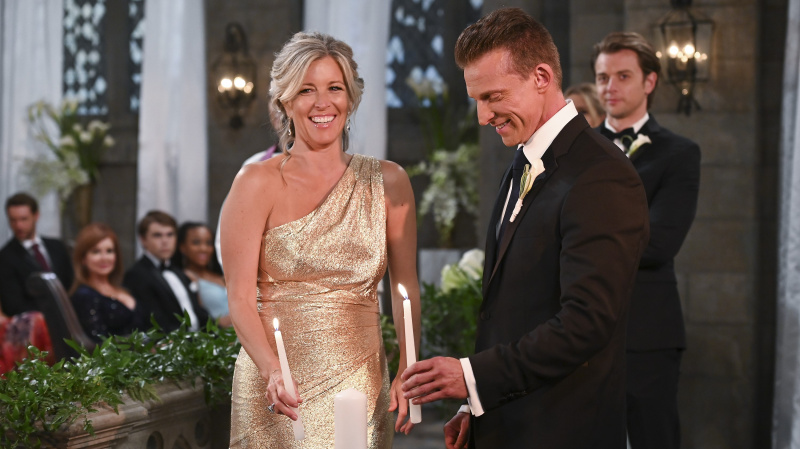   Laura Wright a Steve Burton ako Carly a Jason s úsmevom na svadobný deň vo Všeobecnej nemocnici