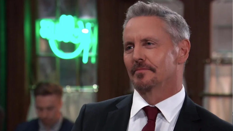  Charles Mesure ขณะที่ Brennan ยิ้มในโรงพยาบาลทั่วไป