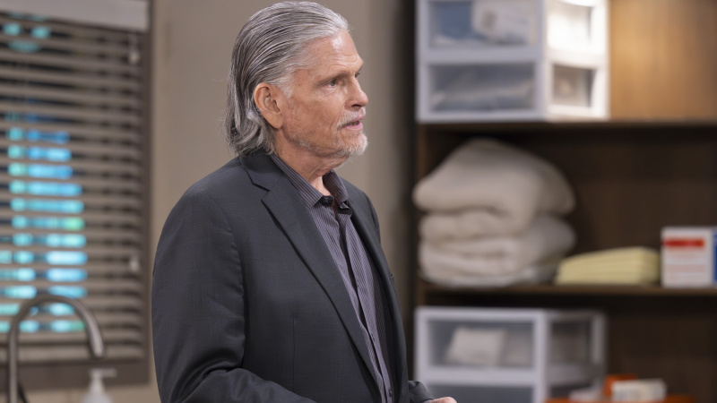 Jeff Kober, General Hospital'daki bir hastane odasında Cyrus rolünde