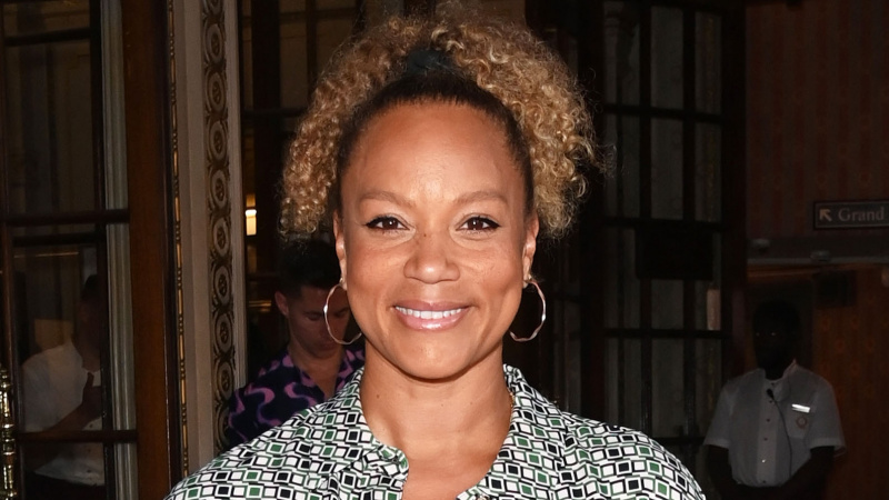   Angela Griffin, juuksed püsti, naeratab kaamerale.
