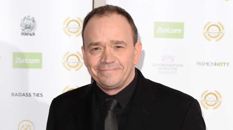   Todd Carty pressiüritusel, kandis tumedat ülikonda ja särki