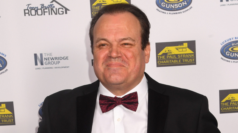   Shaun Williamson pressiüritusel ülikonna ja kikilipsuga