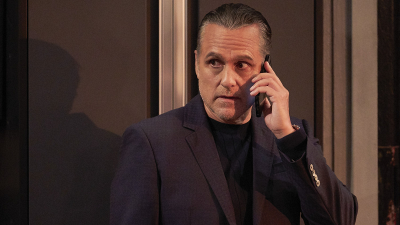   Maurice Benard ako Sonny na telefóne vo Všeobecnej nemocnici