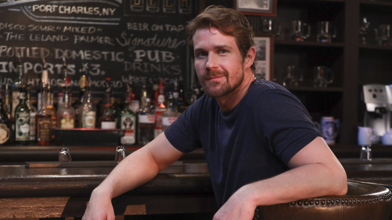   Josh Kelly como Cody en el bar del hospital general