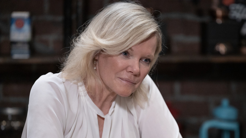   Maura West ako Ava s úsmevom vo Všeobecnej nemocnici