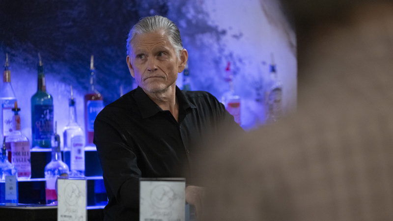   Jeff Kober ως Cyrus σε ένα μπαρ στο γενικό νοσοκομείο