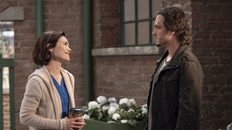 Rebecca Herbst a Jonathan Jackson ako Elizabeth a Lucky sa rozprávajú vo Všeobecnej nemocnici
