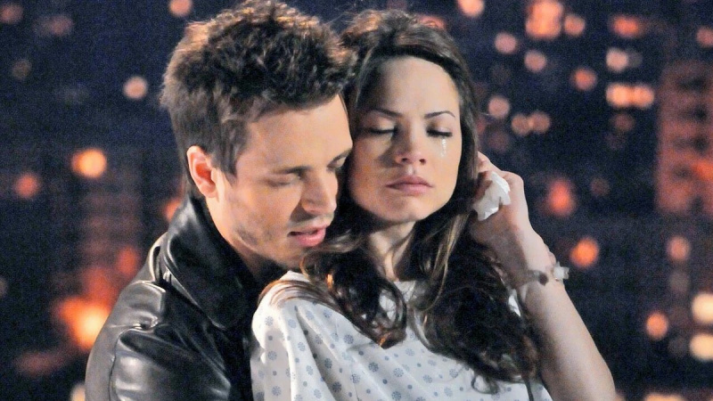   Jonathan Jackson a Rebecca Herbst ako Lucky a Elizabeth v nežnej chvíli vo Všeobecnej nemocnici