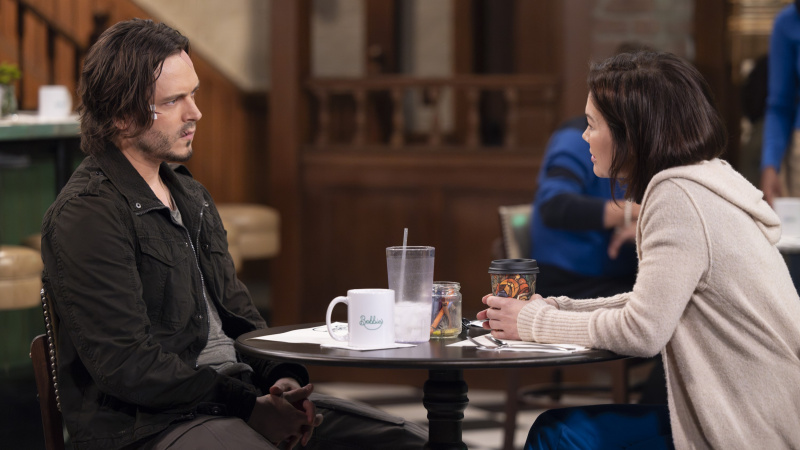   Jonathan Jackson a Rebecca Herbst ako Lucky a Elizabeth sa rozprávajú pri stole vo Všeobecnej nemocnici