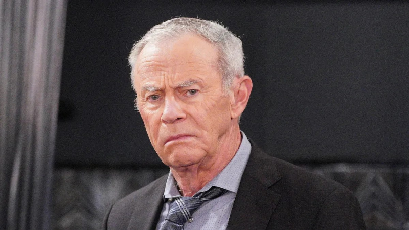  Tristan Rogers în rolul lui Robert încruntat în Spitalul General