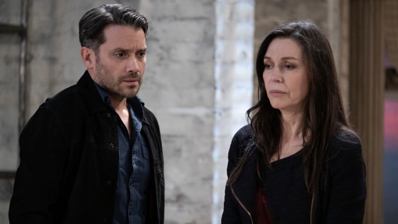 Dominic Zamprogna ja Finola Hughes Dantena ja Annana vierekkäin Yleissairaalassa