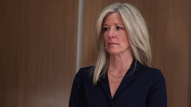   Laura Wright ako Carly oblečená v čiernom vo Všeobecnej nemocnici