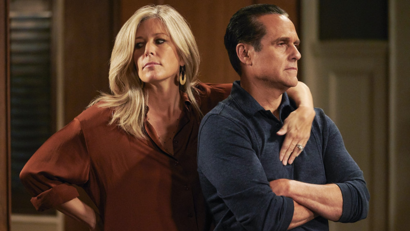   Laura Wright ve Maurice Benard, General Hospital'da Carly ve Sonny'yi kucaklarken