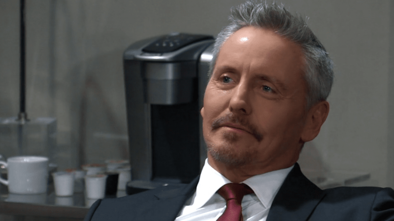   General Hospital'da sırıtan Brennan rolünde Charles Measure