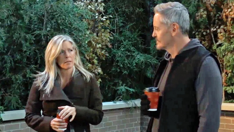   Laura Wright und Charles Messure als Carly und Brennan unterhalten sich im Park des General Hospital
