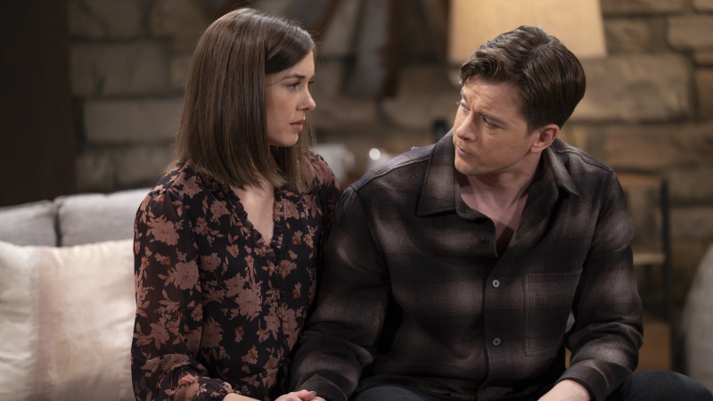   Katelyn MacMullen e Chad Duell como Willow e Michael conversando no General Hospital