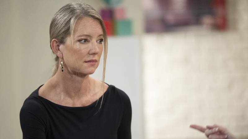 Η Cynthia Watros ως Nina in Black στο General Hospital