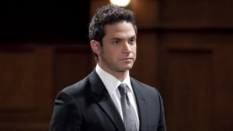Brandon Barash ako Johnny Zacchara v obleku vo Všeobecnej nemocnici