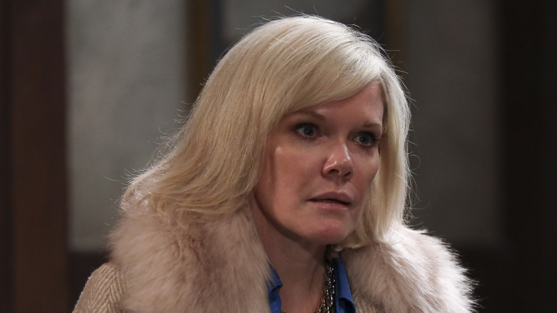 Maura West ako Ava Jerome v kožuchu vo Všeobecnej nemocnici