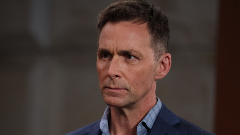   James Patrick Stuart ako Valentin v obleku vo Všeobecnej nemocnici