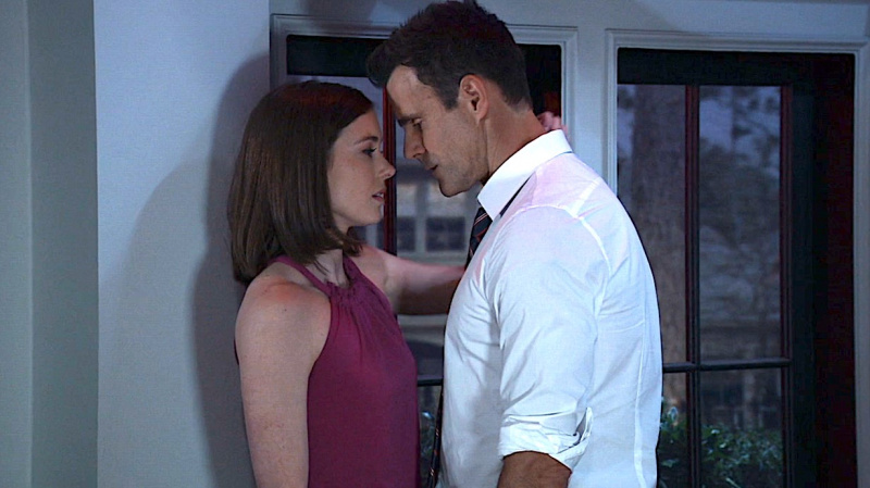   Katelyn MacMullen ve Cameron Mathison, Willow ve Drew rolünde General Hospital'da yakın bir an