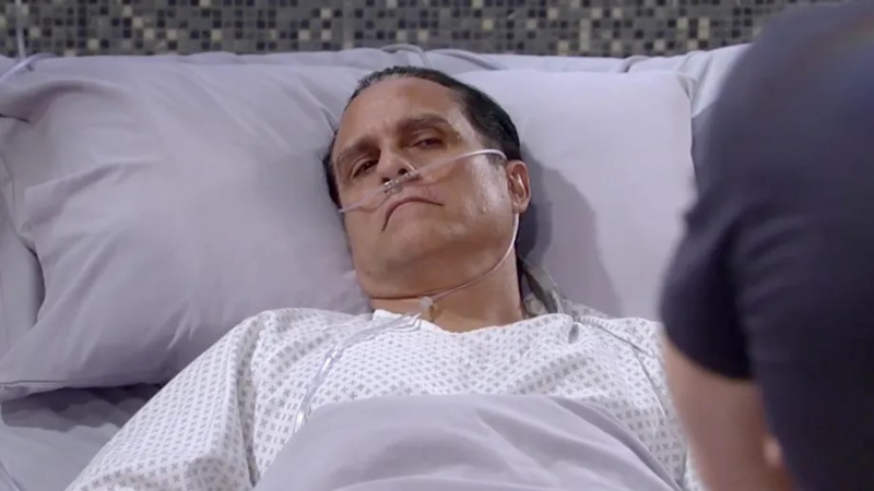 Maurice Benard, General Hospital'da bir hastane yatağında Sonny rolünde