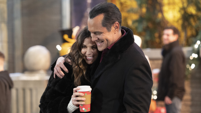   Kate Mansi ve Maurice Benard, General Hospital'da Kristina ve Sonny'yi kucaklarken