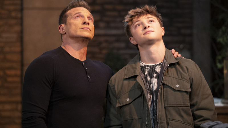   Steve Burton ve Asher Antonyzyn, Jason ve Danny rolünde General Hospital'da sarılıyor