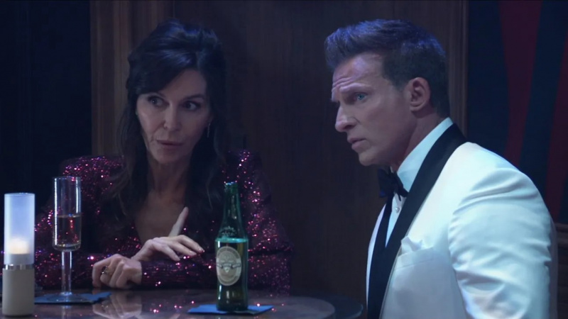Finola Hughes a Steve Burton ako Anna a Jason sa obliekli do všeobecnej nemocnice