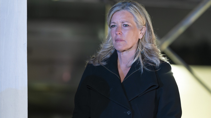   Laura Wright, General Hospital'daki hastanenin çatısında siyah ceketli Carly rolünde