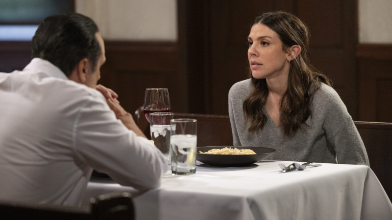  Kate Mansi dans le rôle de Kristina assise à une table à l'hôpital général