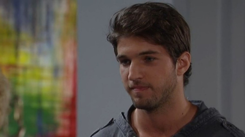   Bryan Craig como Morgan sonriendo en el Hospital General